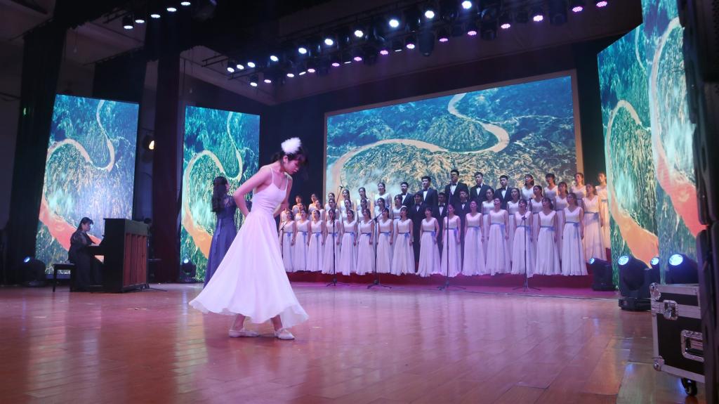 文学院表演1.jpg