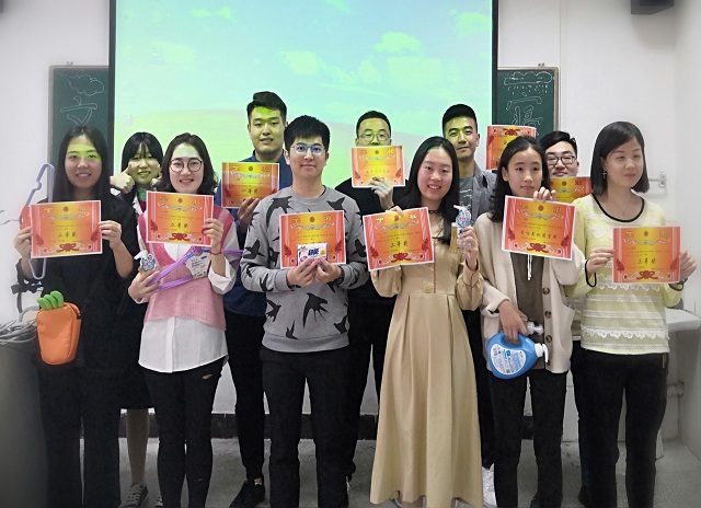 图三 参赛人员领奖.jpg