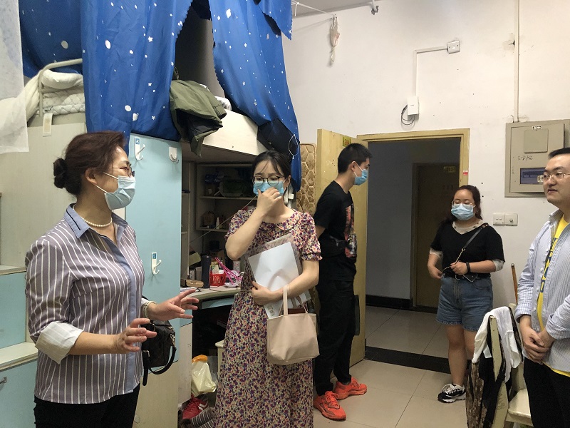 图片2:李书记与学生亲切交谈.jpg