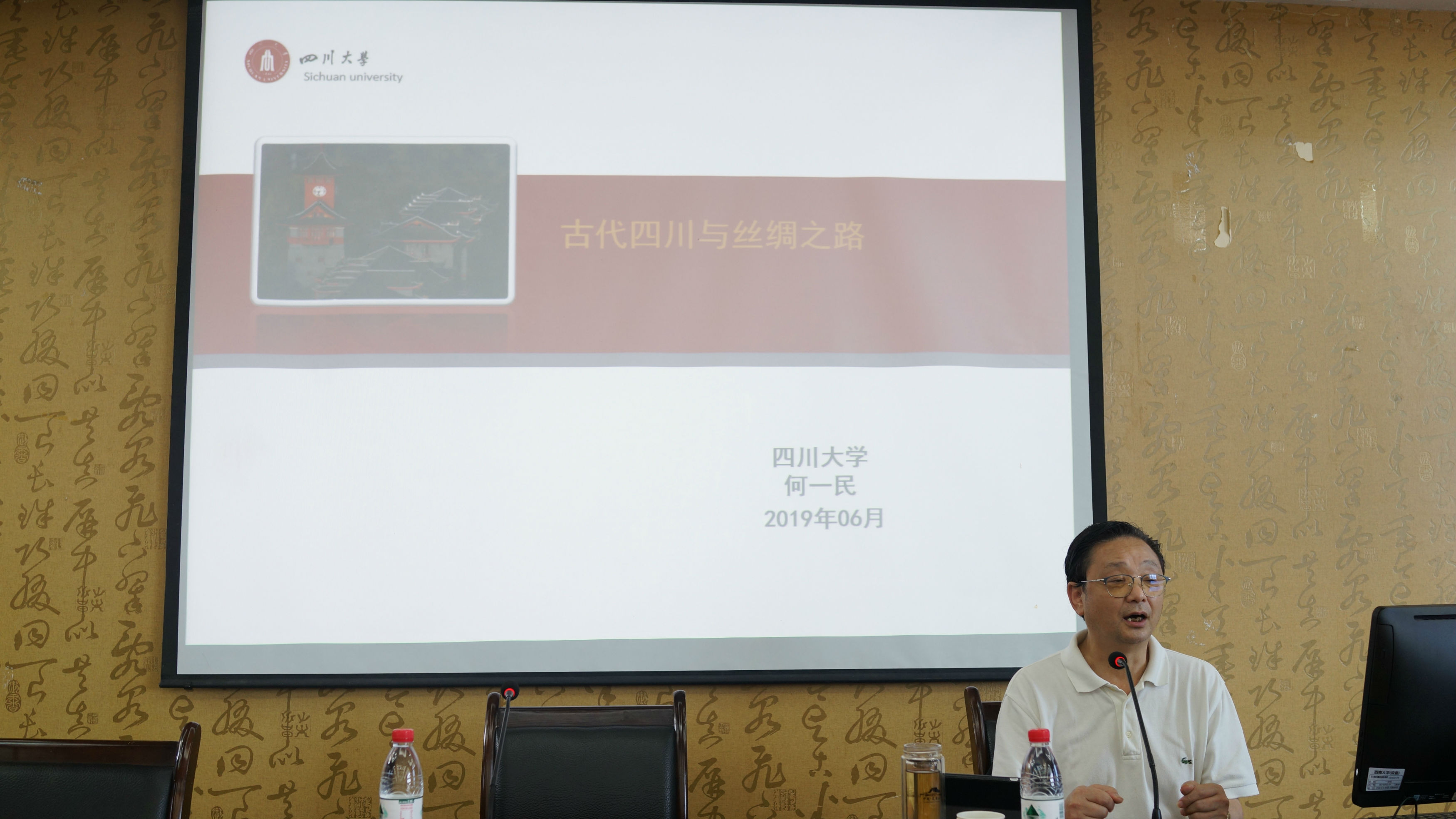 何教授.jpg