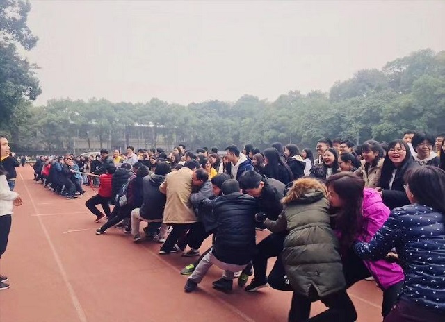 (图2:教师组拔河比赛现场).jpg