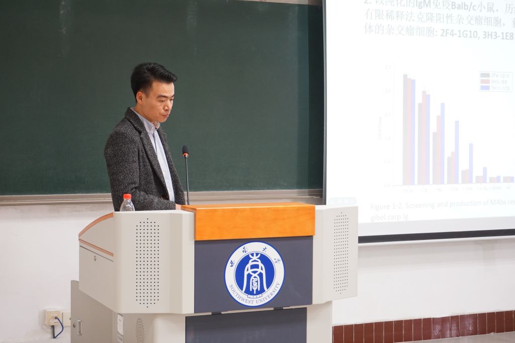 吴荣华老师进行分享.jpg