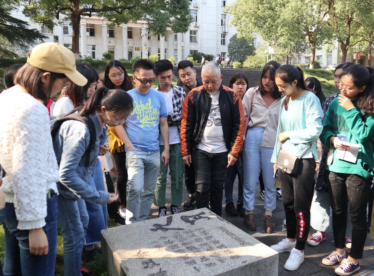 何其庆老师为同学们讲解.jpg