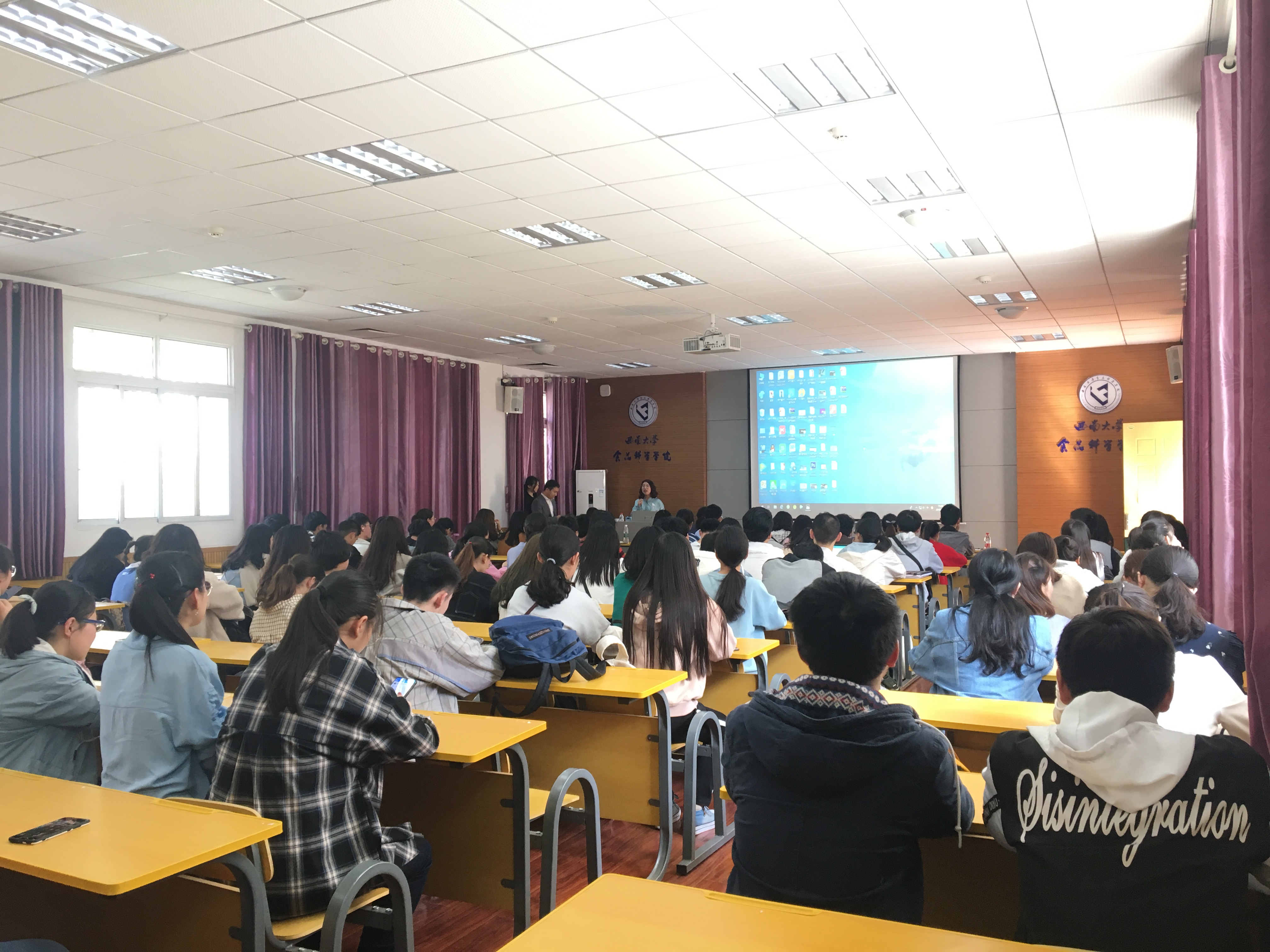 图二 同学们在听讲座.jpg