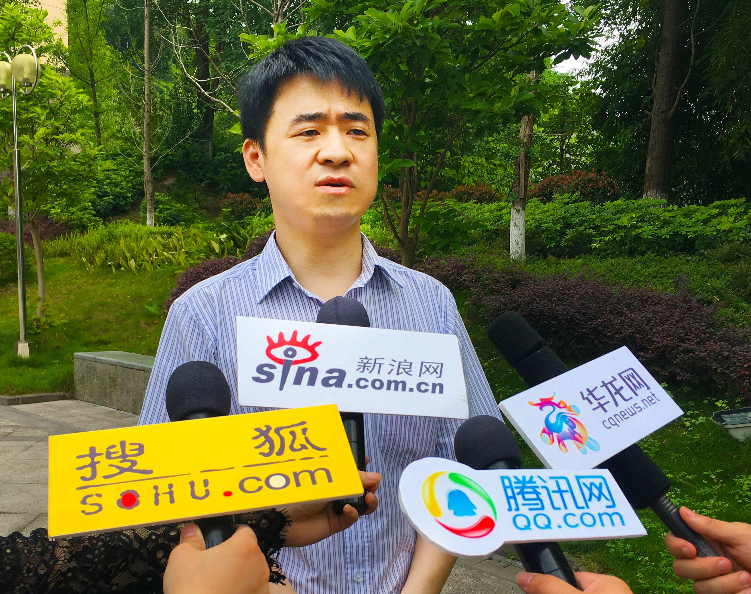 石主席接受采访_副本.jpg