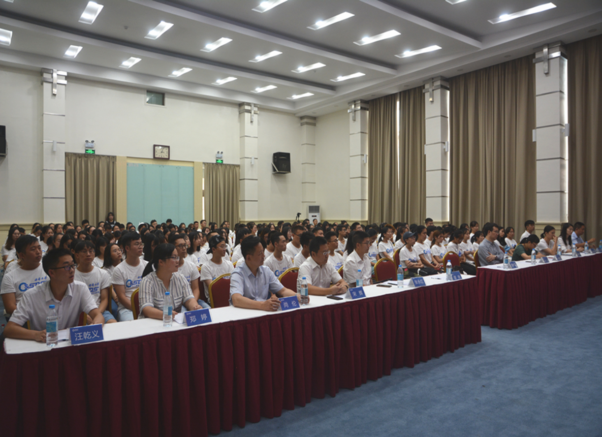 图一:全体成员观看学院宣传片.jpg