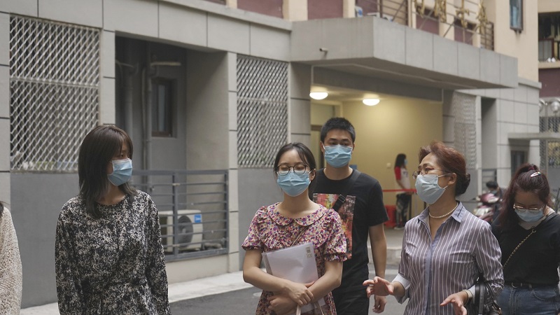 图片1:李书记一行人深入走访宿舍.jpg
