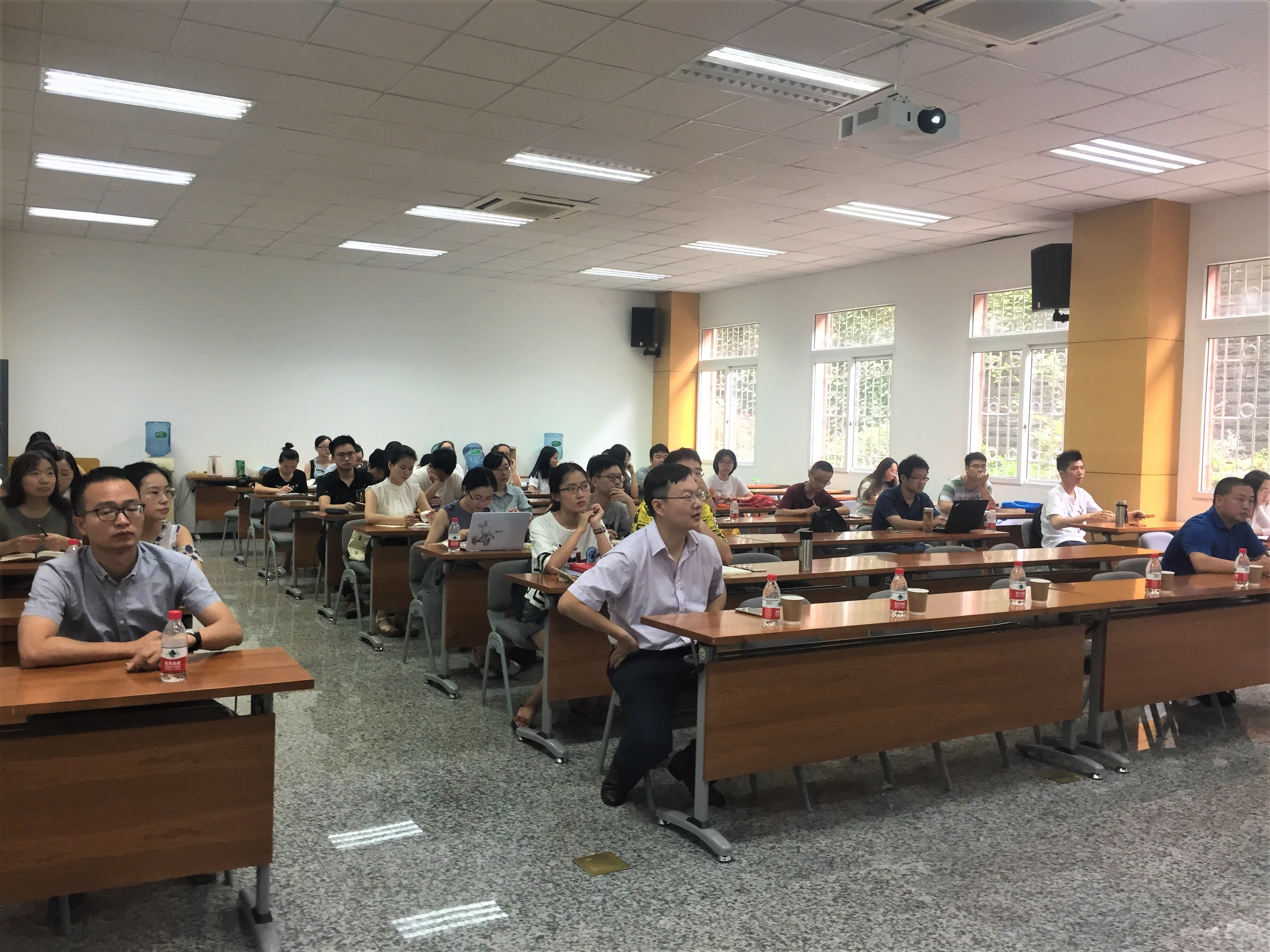 03讲座交流会.jpg