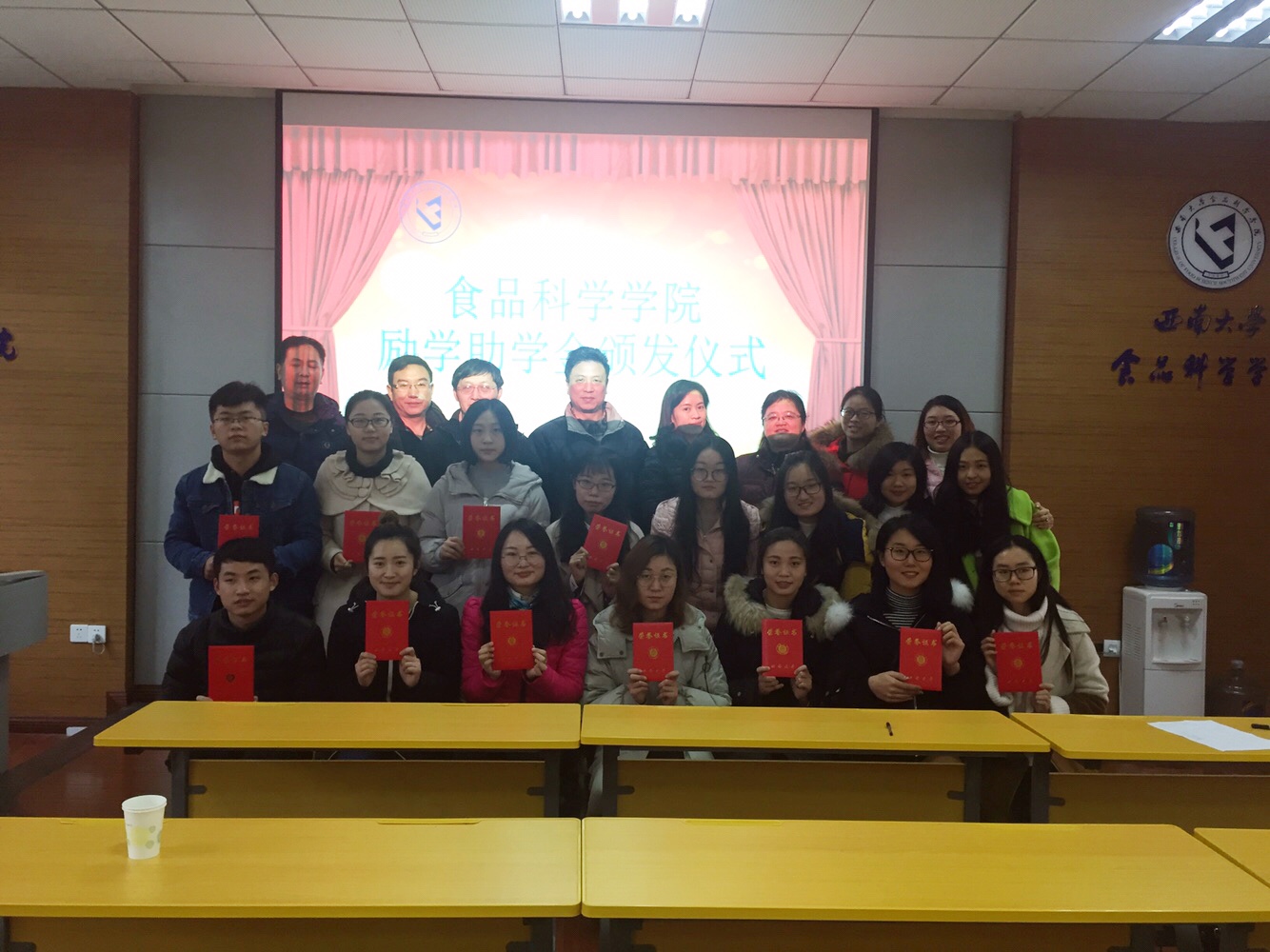 图片2:获奖学生与老师合影.jpg
