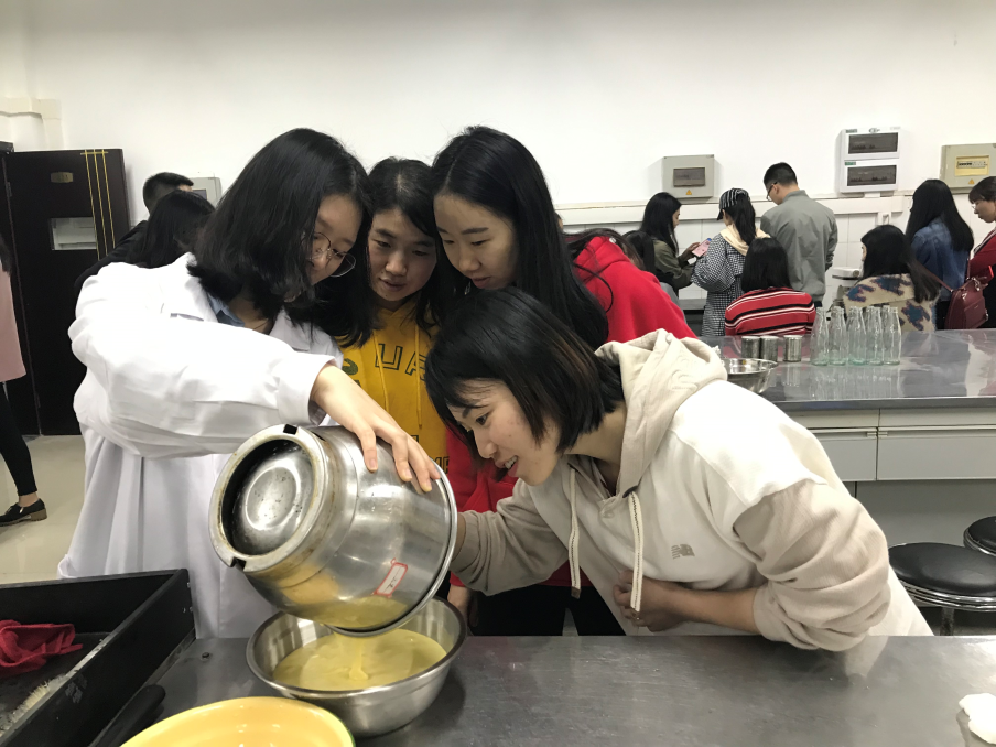 图二 大家在学习烘焙.png