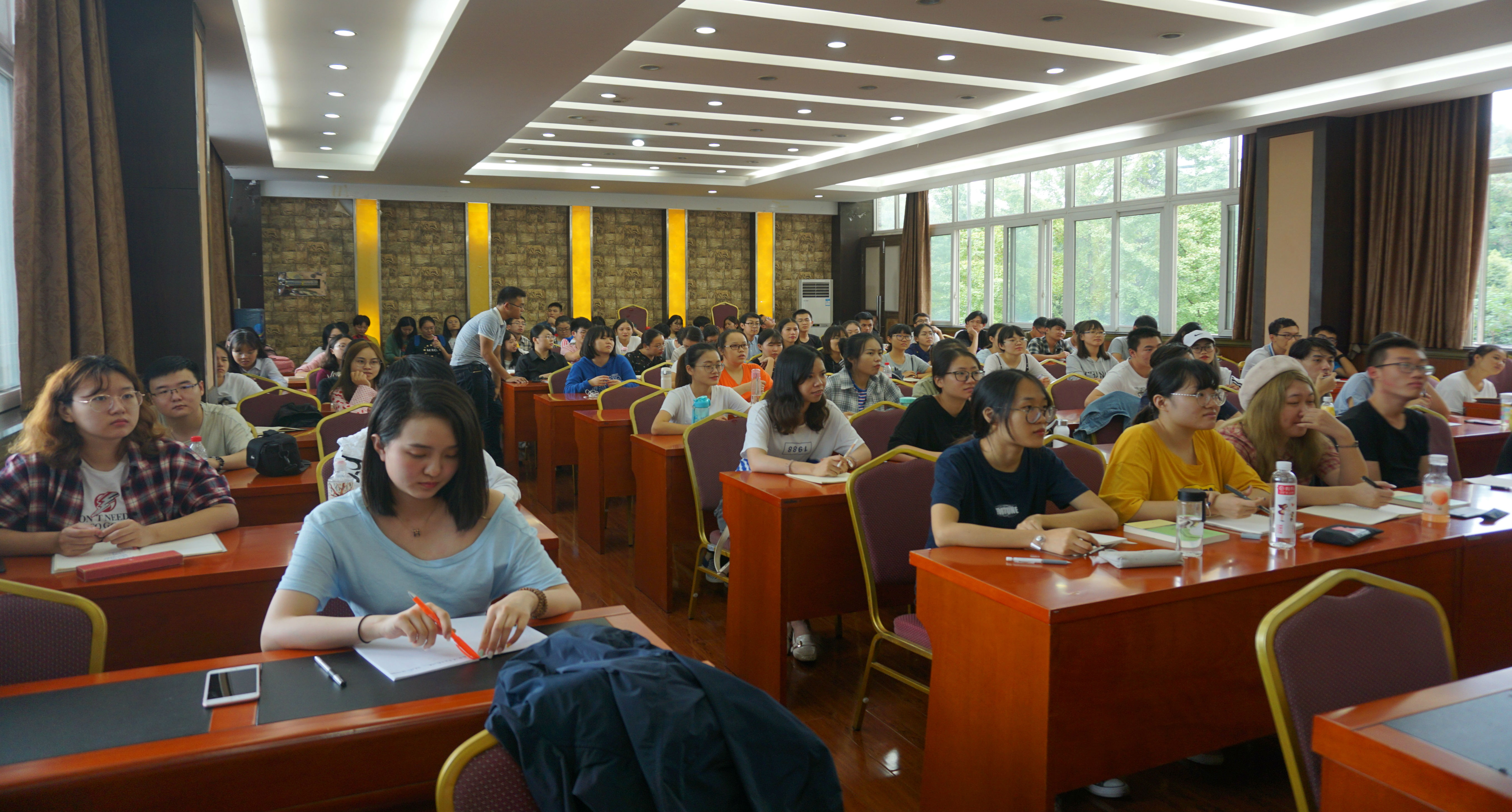 同学们认真听讲.jpg