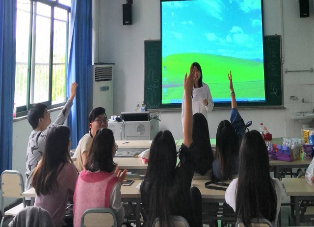 图一 参赛人员积极抢答.jpg