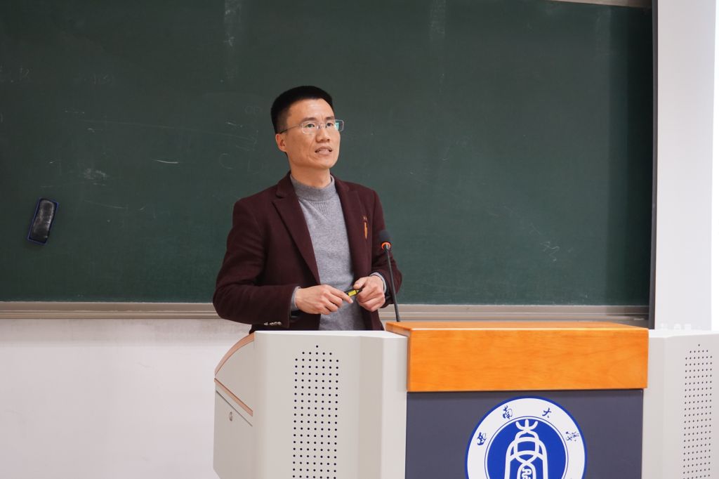 冯科老师进行分享.jpg