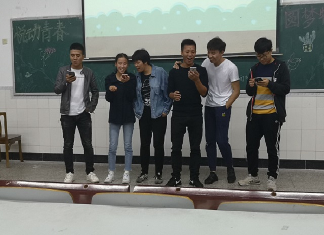 图一唱歌表演瞬间.jpg