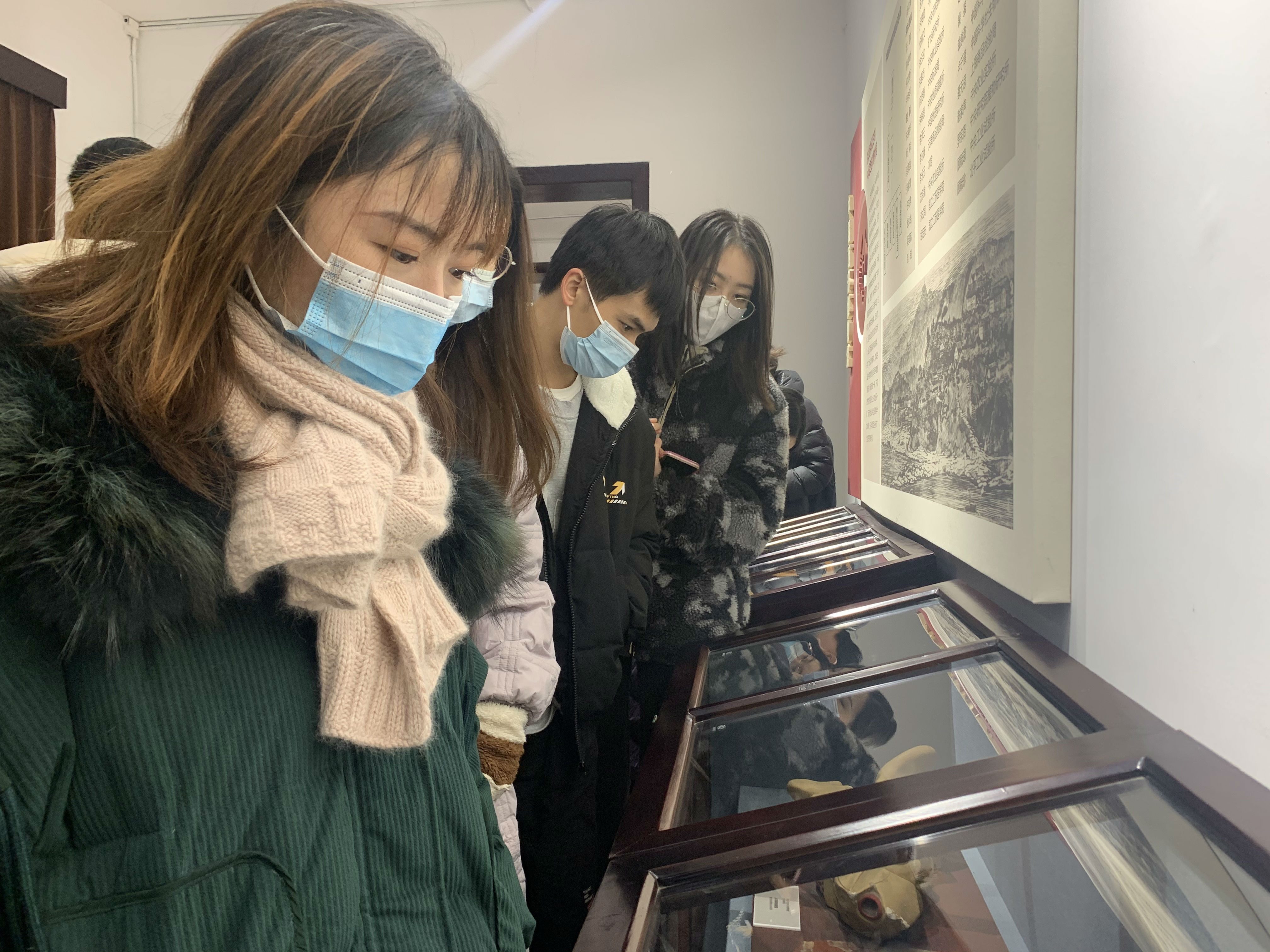 2研究生参观科学家使用过的文物.jpg