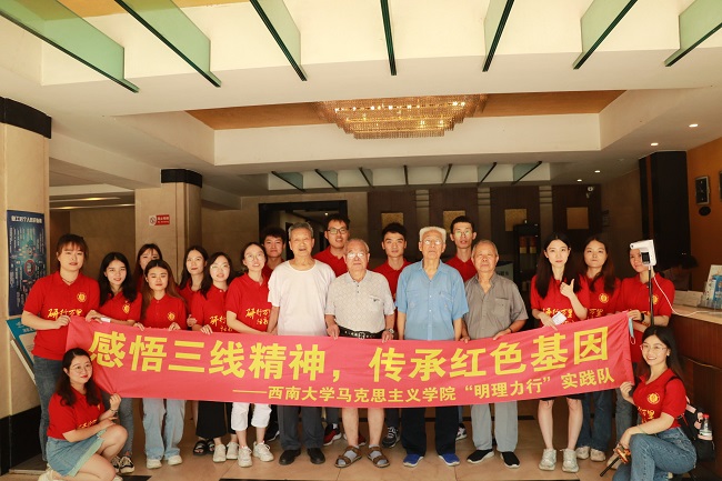 图片3:与老党员们合影.jpg