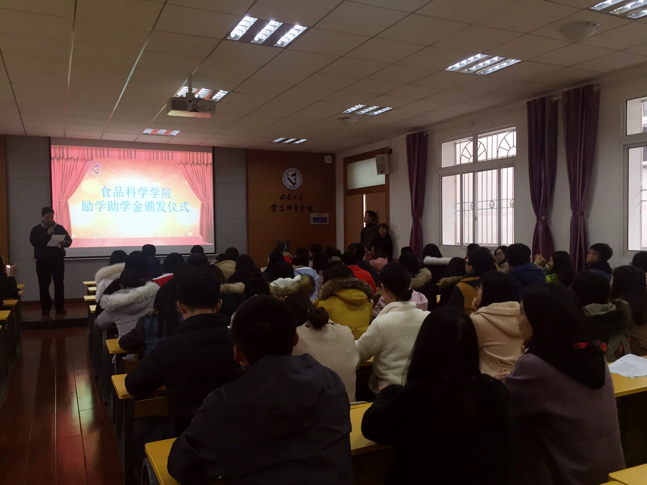 图片1:周大明老师主持会议.jpg