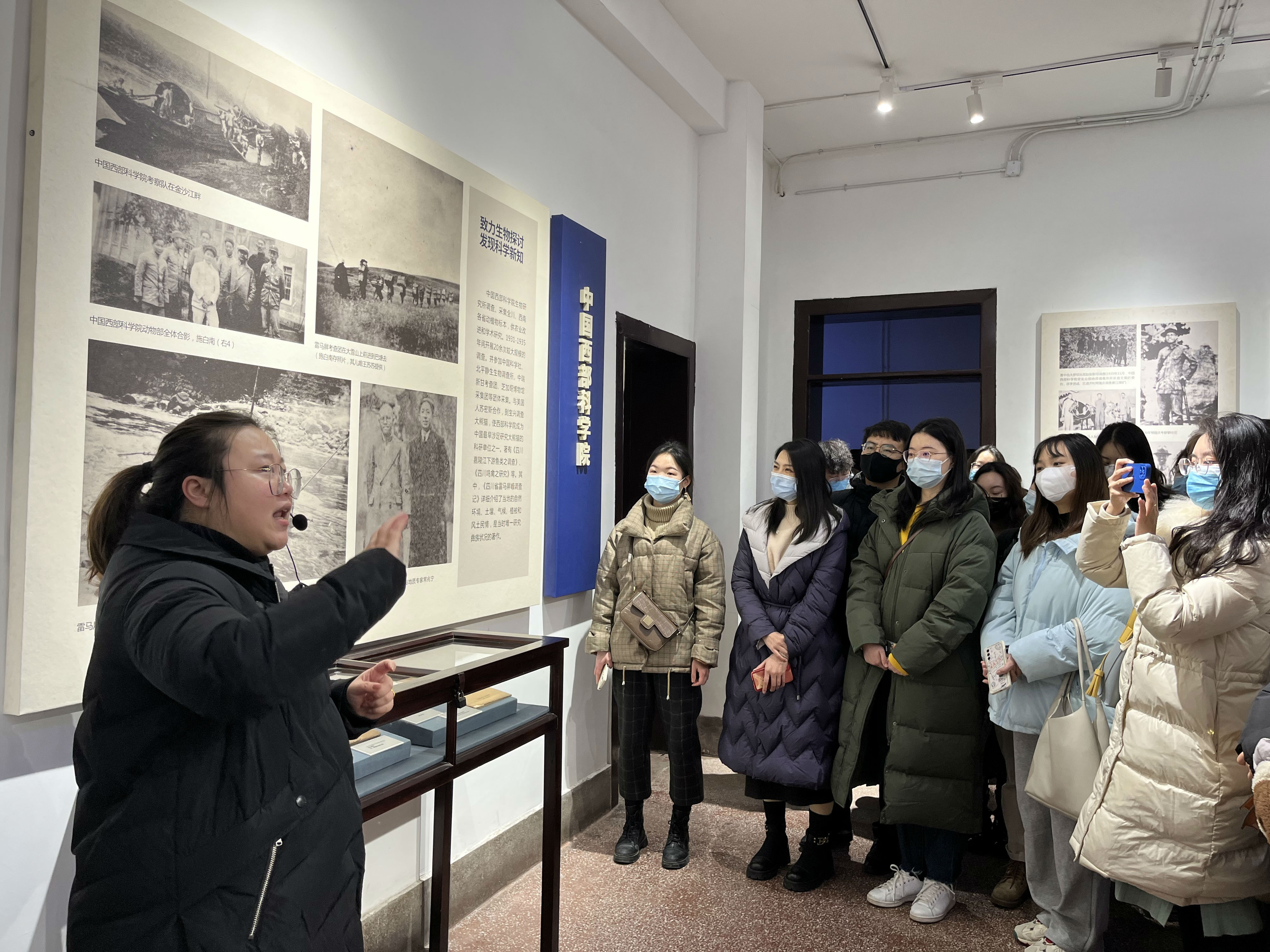 1师生倾听科学家故事.jpg