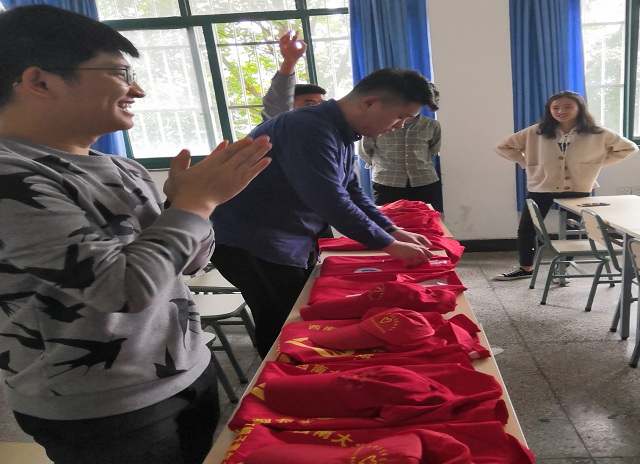 图二 参赛人员比拼“叠衣服”.jpg
