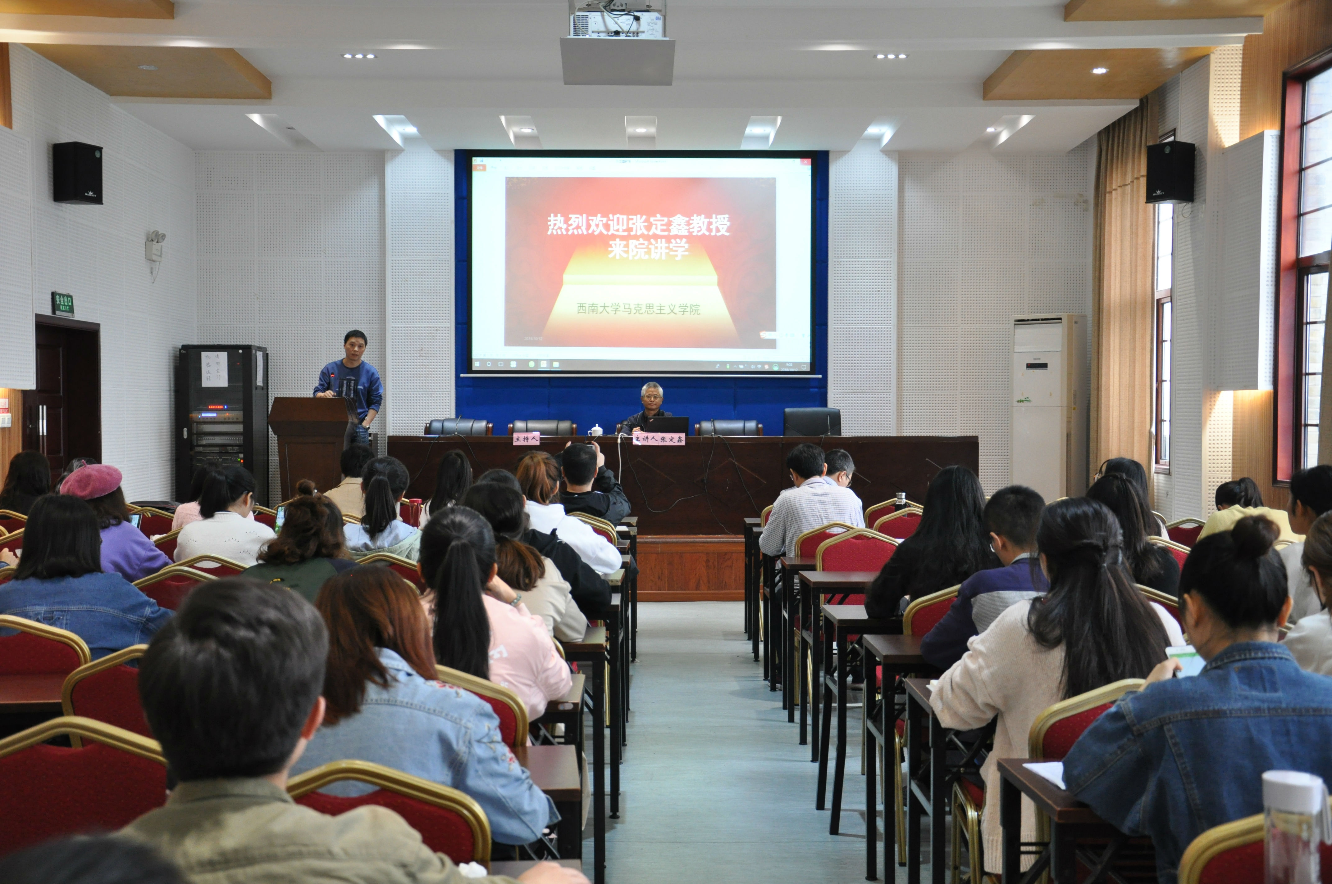 会场学生.jpg