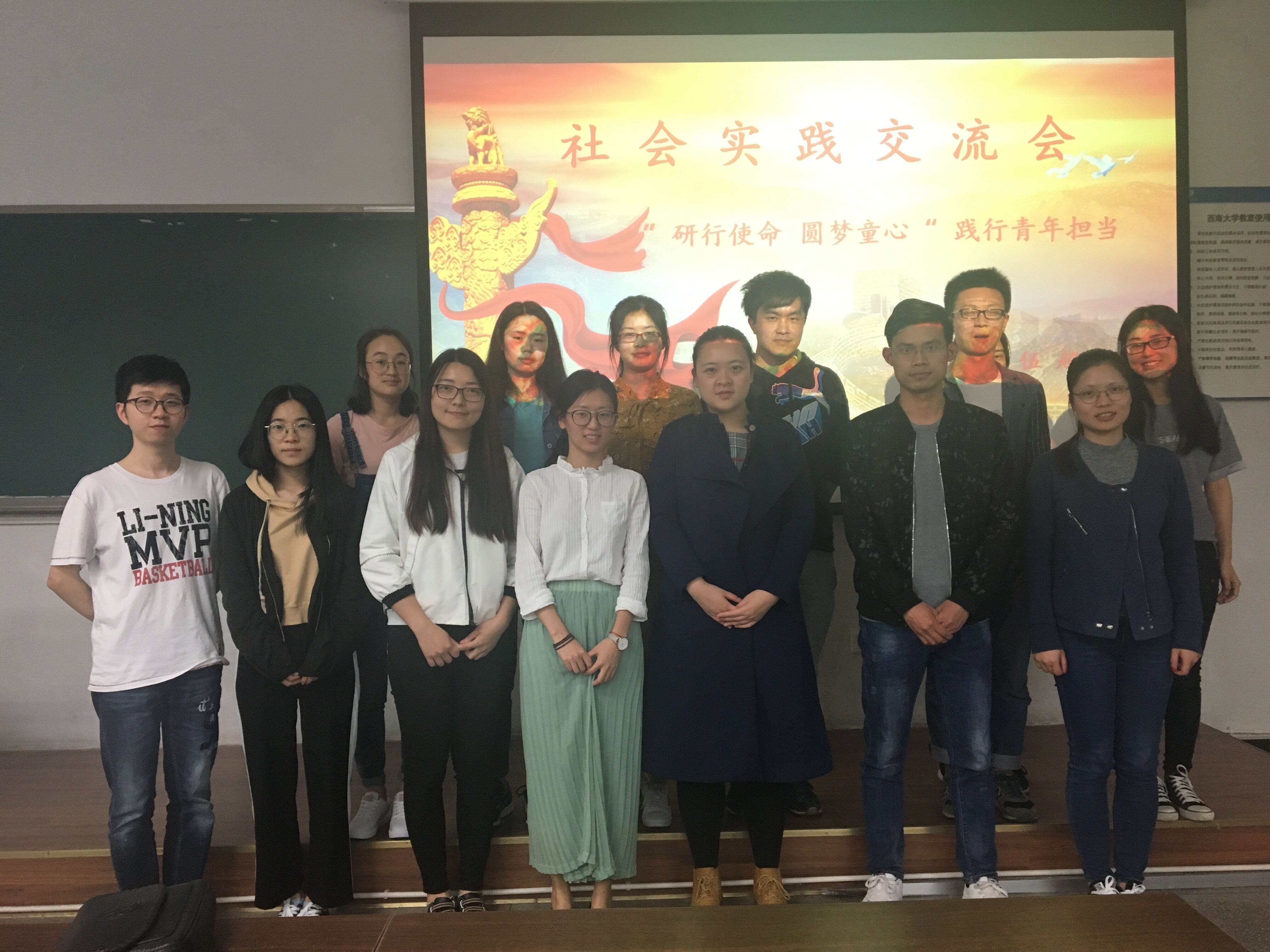 辅导员与学生们的合照.jpg