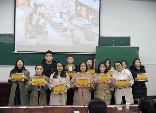 图三:获奖选手领取奖状.jpg