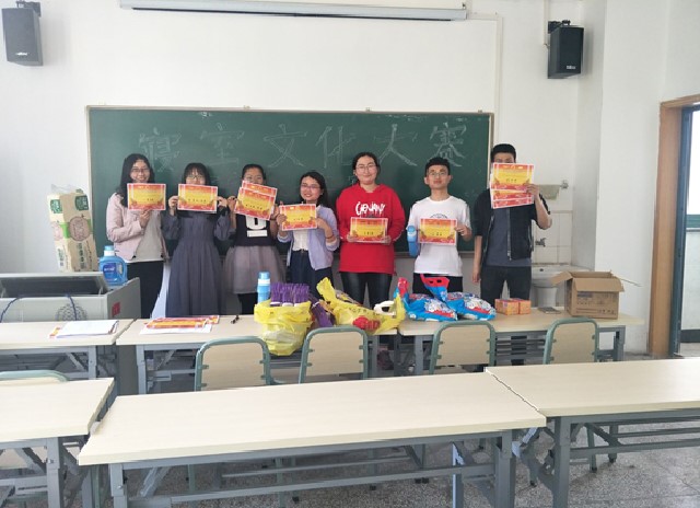 图2:获奖人员上台领奖.jpg