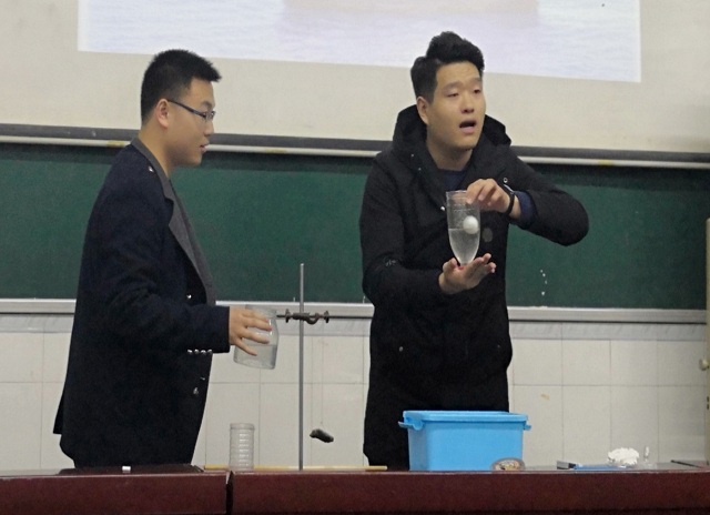 图二:选手演示实验.jpg