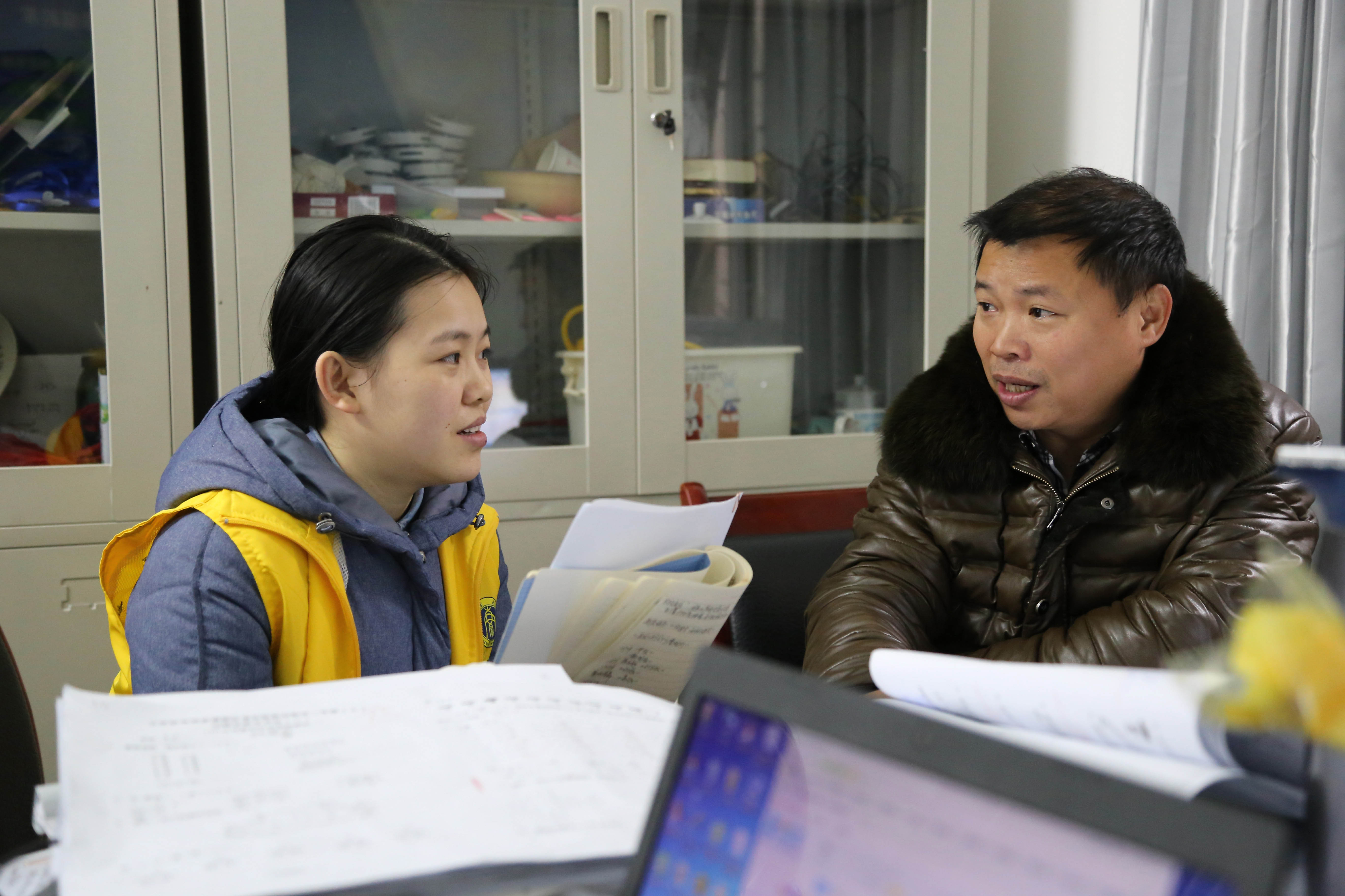 图片2 志愿者与学校老师进行交流.jpg