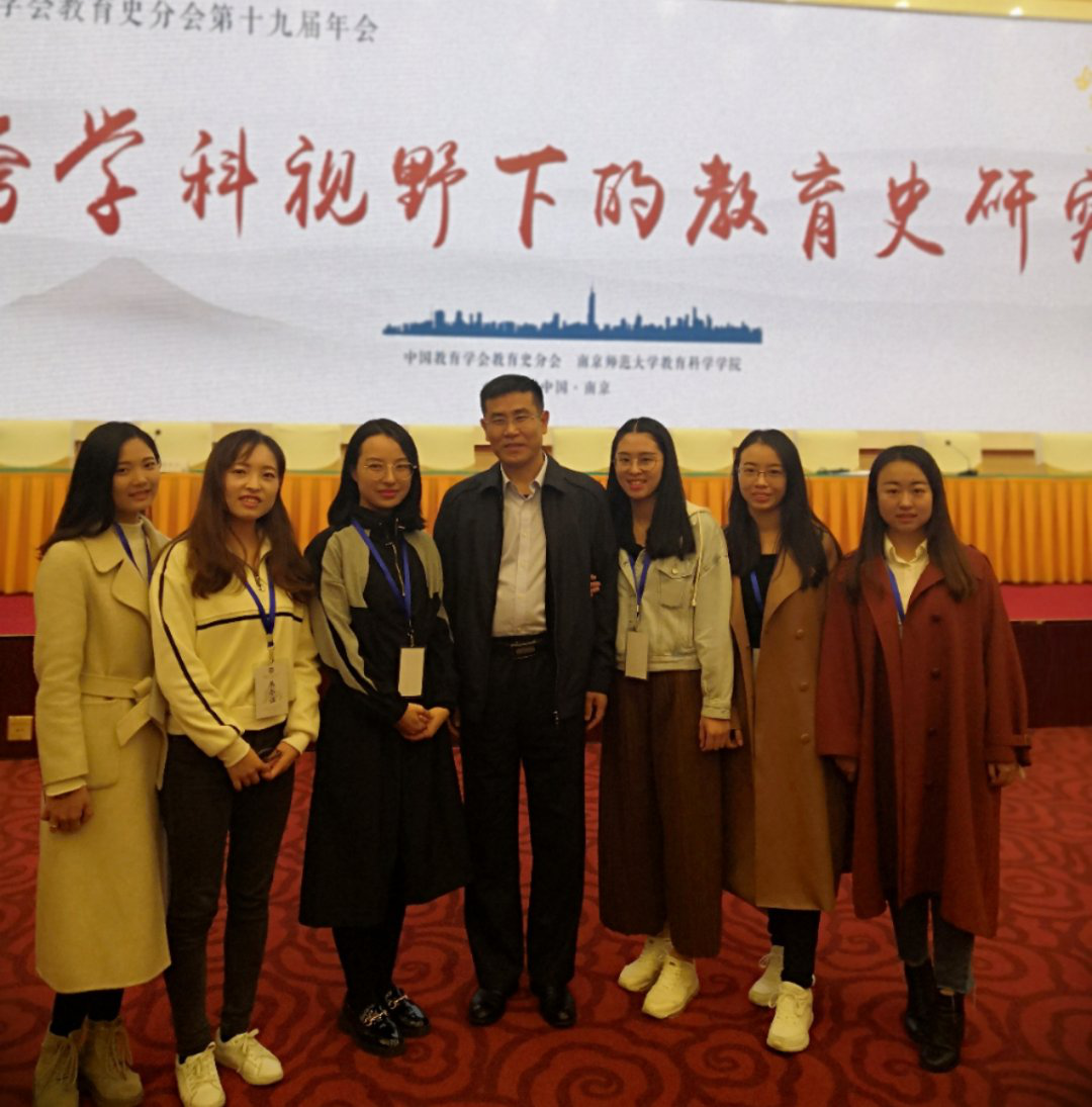 图片1参会人员合影.png
