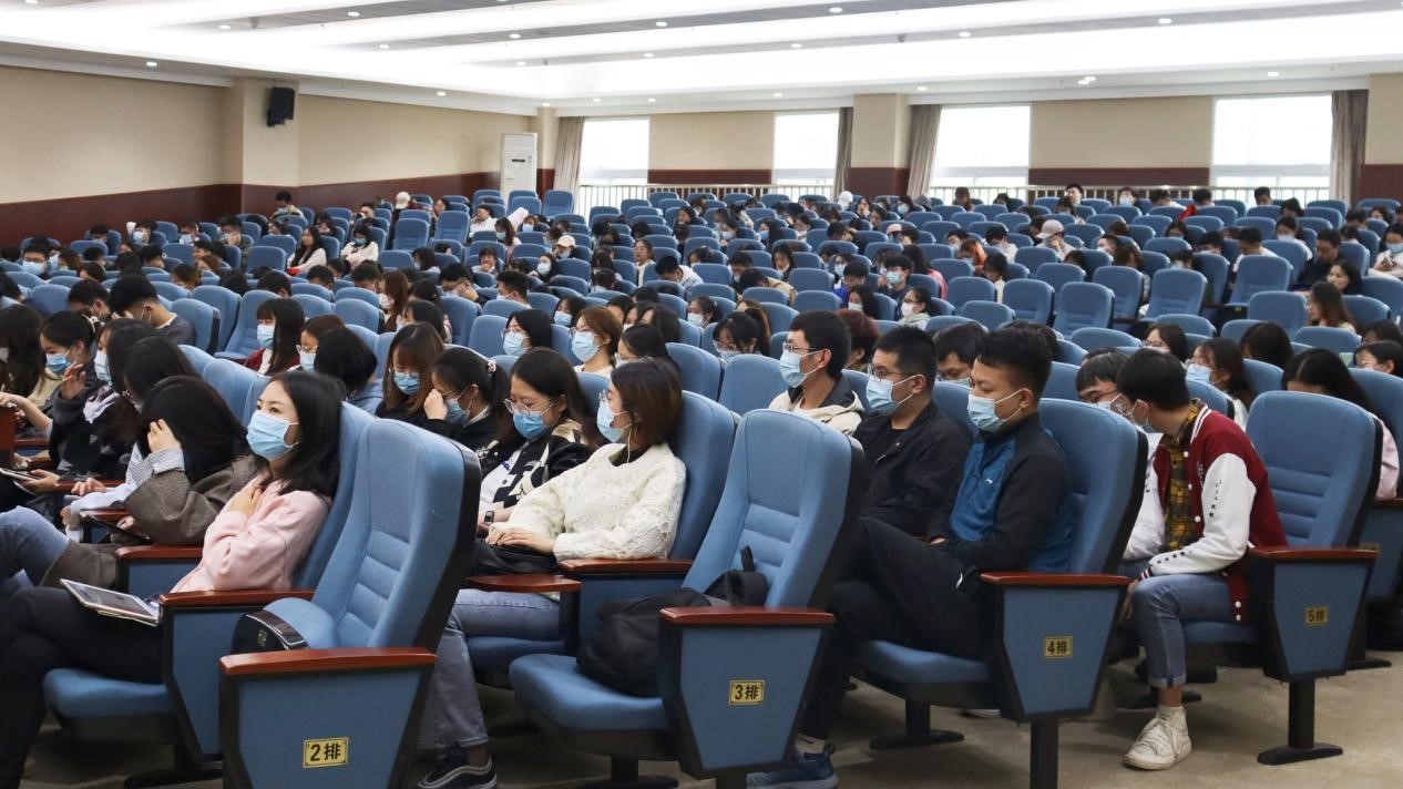 研究生同学们佩戴口罩参会学习.jpg