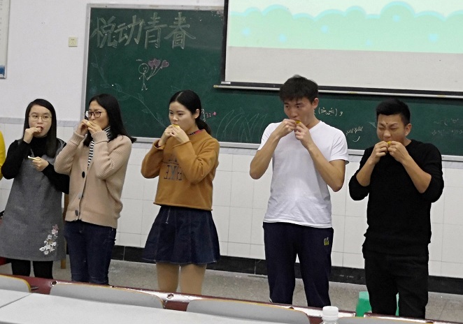 图二“吃柠檬”瞬间.jpg