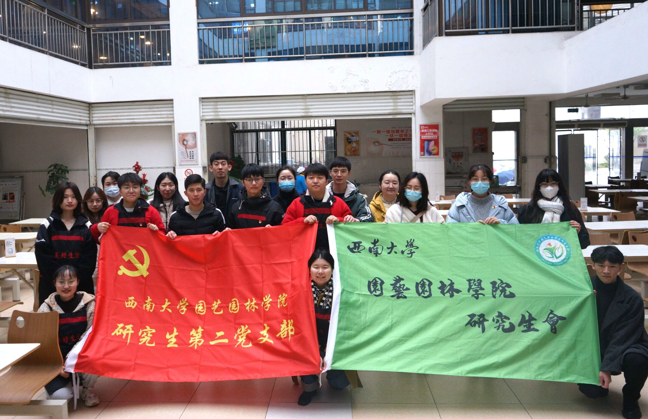 图4 部分同学活动后合影.jpg