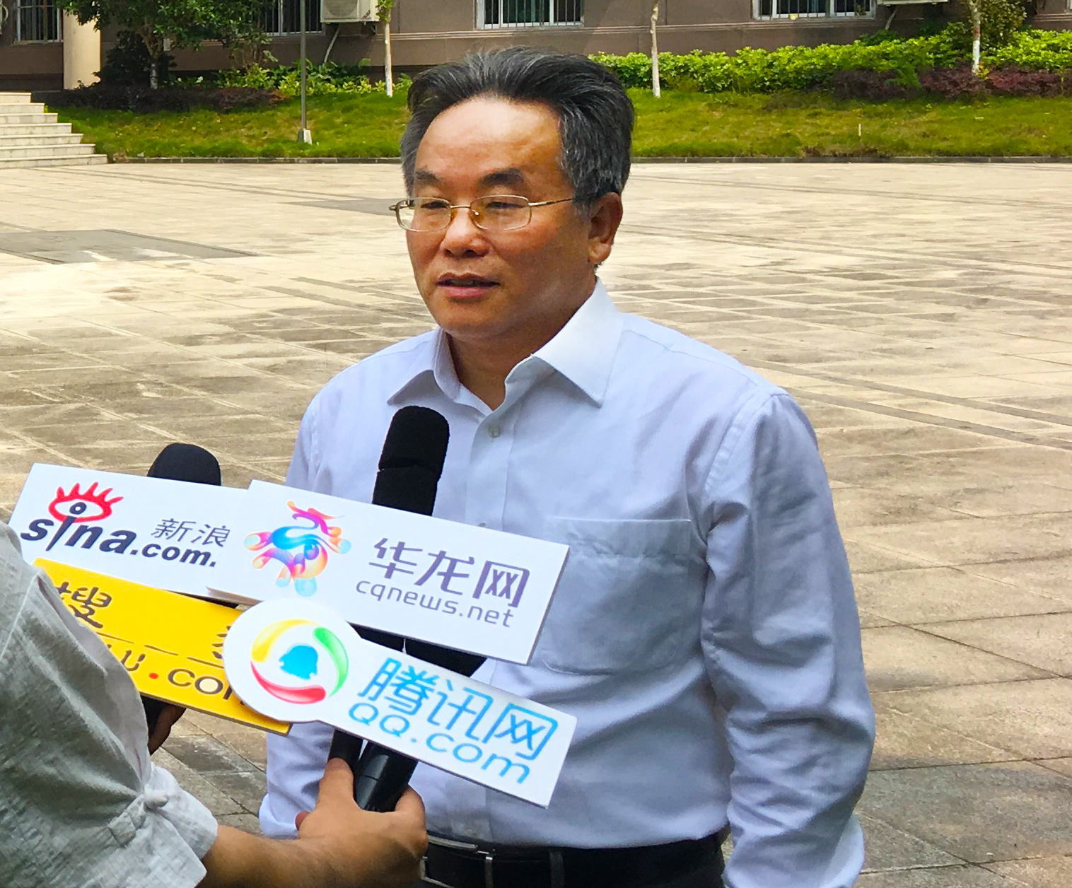 欧教授接受采访.jpg