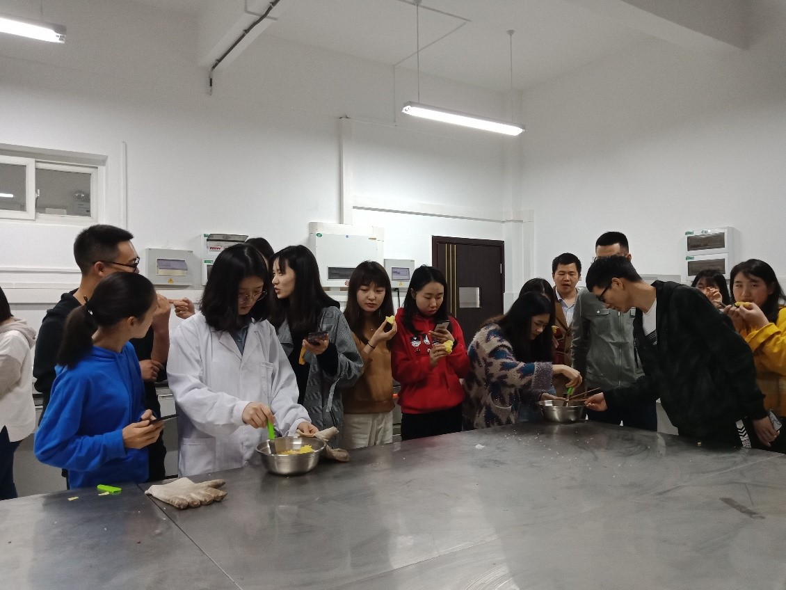 图三 大家在品尝做好的蛋糕.jpg