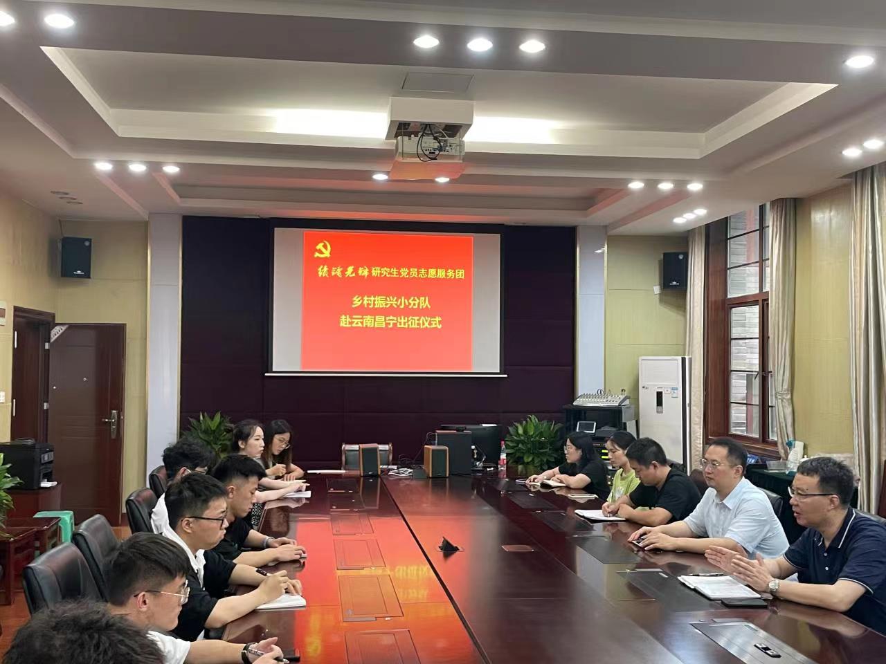 图一 学院班子成员与同学们交谈.jpg