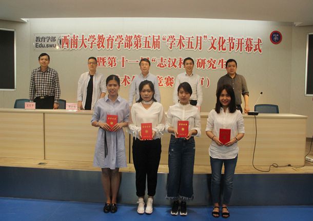 图片八一等奖获得者与老师合影.jpg