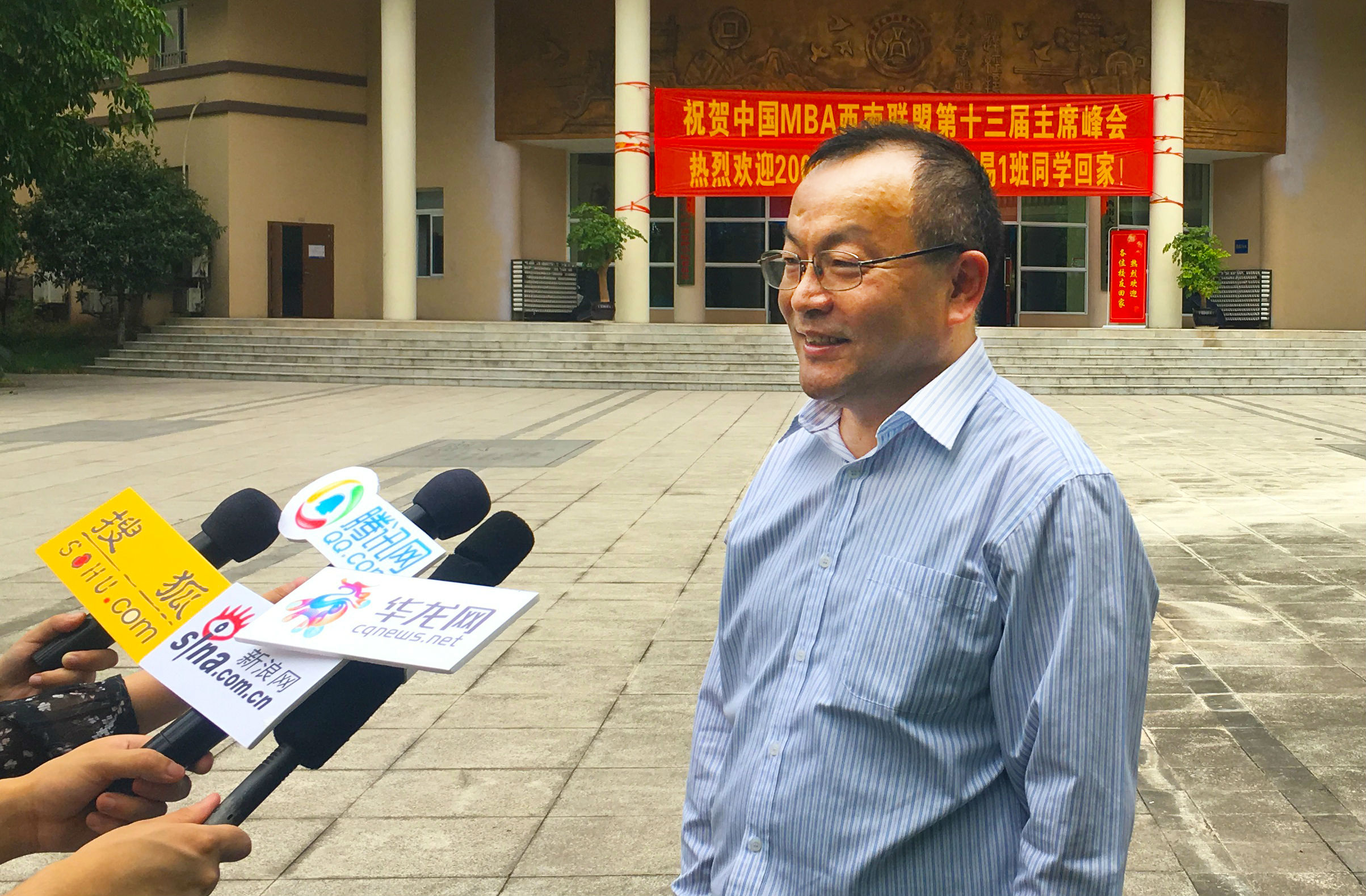 丁校长接受采访.jpg